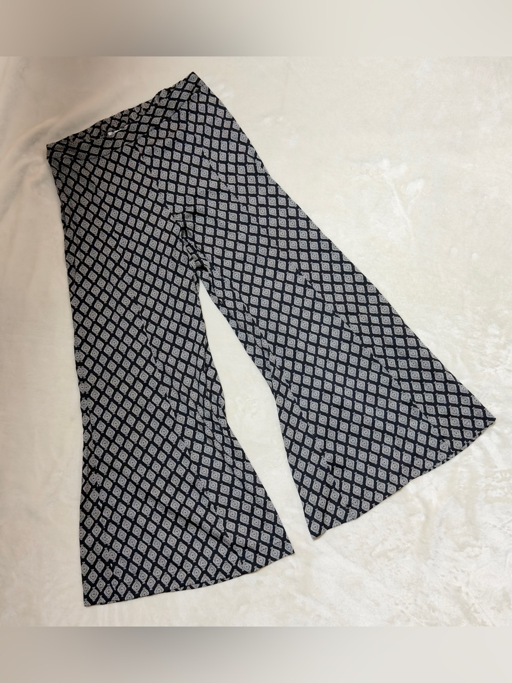 Black & White Diamond Print Wide-Leg Pants